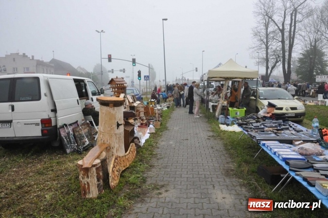 Zdjęcie w galerii na portalu naszraciborz.pl: Jarmark na granicy - dużo sprzedających, dużo kupujących wiadomości z regionu