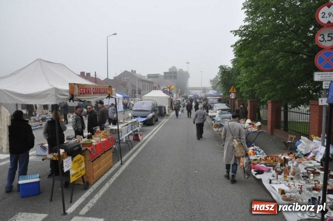 Zdjęcie w galerii na portalu naszraciborz.pl: Jarmark na granicy - dużo sprzedających, dużo kupujących wiadomości z regionu