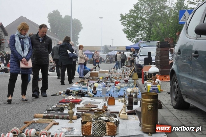 Zdjęcie w galerii na portalu naszraciborz.pl: Jarmark na granicy - dużo sprzedających, dużo kupujących wiadomości z regionu