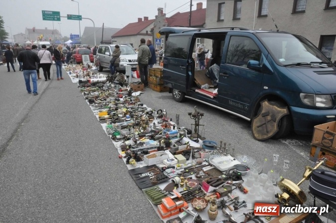 Zdjęcie w galerii na portalu naszraciborz.pl: Jarmark na granicy - dużo sprzedających, dużo kupujących wiadomości z regionu