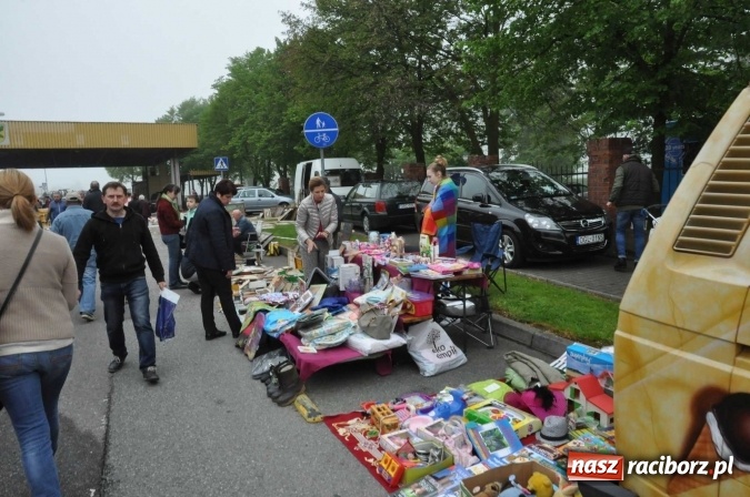 Zdjęcie w galerii na portalu naszraciborz.pl: Jarmark na granicy - dużo sprzedających, dużo kupujących wiadomości z regionu