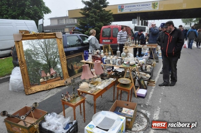 Zdjęcie w galerii na portalu naszraciborz.pl: Jarmark na granicy - dużo sprzedających, dużo kupujących wiadomości z regionu
