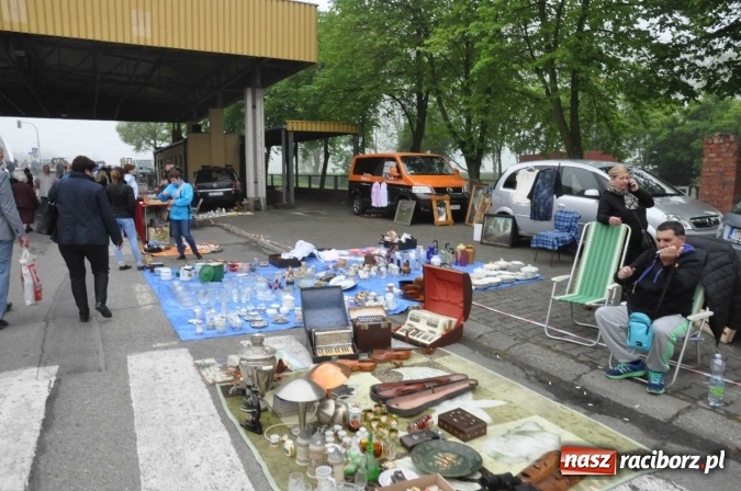 Zdjęcie w galerii na portalu naszraciborz.pl: Jarmark na granicy - dużo sprzedających, dużo kupujących wiadomości z regionu