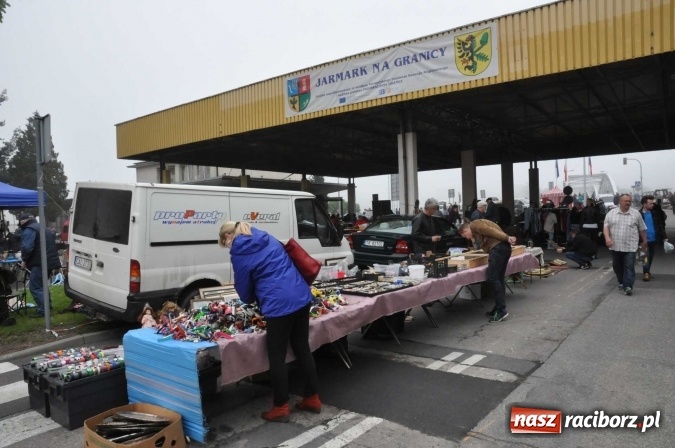 Zdjęcie w galerii na portalu naszraciborz.pl: Jarmark na granicy - dużo sprzedających, dużo kupujących wiadomości z regionu