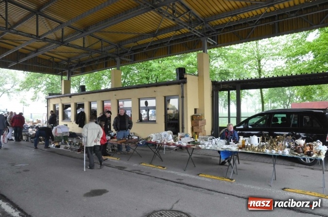 Zdjęcie w galerii na portalu naszraciborz.pl: Jarmark na granicy - dużo sprzedających, dużo kupujących wiadomości z regionu