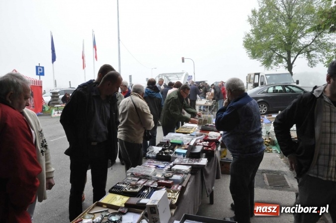 Zdjęcie w galerii na portalu naszraciborz.pl: Jarmark na granicy - dużo sprzedających, dużo kupujących wiadomości z regionu
