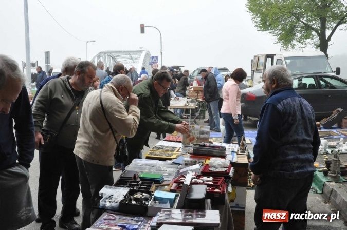 Zdjęcie w galerii na portalu naszraciborz.pl: Jarmark na granicy - dużo sprzedających, dużo kupujących wiadomości z regionu