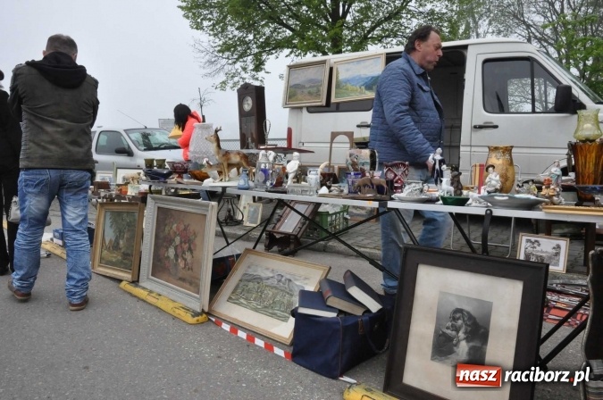Zdjęcie w galerii na portalu naszraciborz.pl: Jarmark na granicy - dużo sprzedających, dużo kupujących wiadomości z regionu