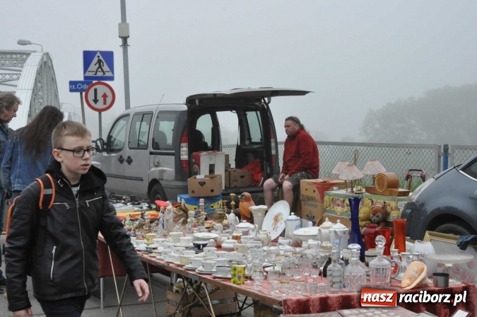 Zdjęcie w galerii na portalu naszraciborz.pl: Jarmark na granicy - dużo sprzedających, dużo kupujących wiadomości z regionu