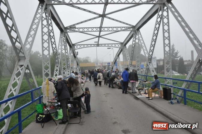 Zdjęcie w galerii na portalu naszraciborz.pl: Jarmark na granicy - dużo sprzedających, dużo kupujących wiadomości z regionu
