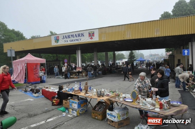 Zdjęcie w galerii na portalu naszraciborz.pl: Jarmark na granicy - dużo sprzedających, dużo kupujących wiadomości z regionu