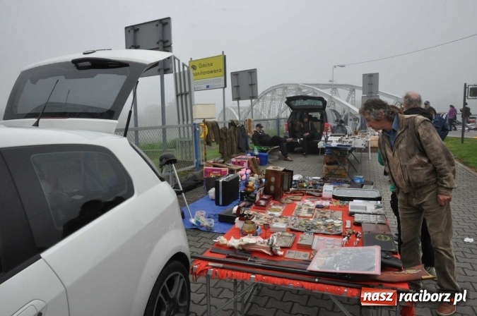 Zdjęcie w galerii na portalu naszraciborz.pl: Jarmark na granicy - dużo sprzedających, dużo kupujących wiadomości z regionu