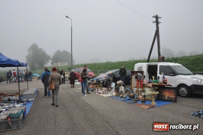 Zdjęcie w galerii na portalu naszraciborz.pl: Jarmark na granicy - dużo sprzedających, dużo kupujących wiadomości z regionu