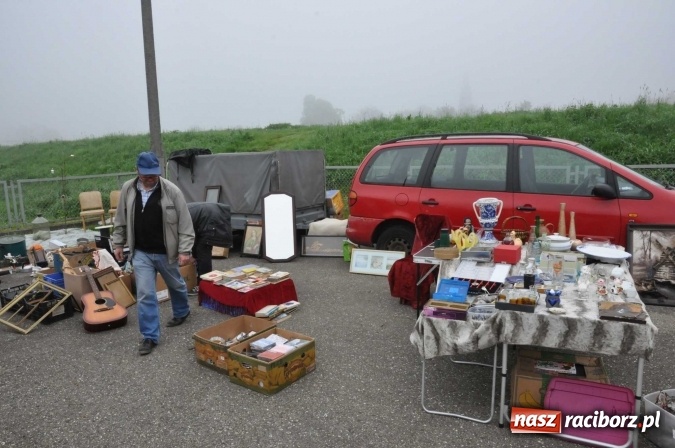 Zdjęcie w galerii na portalu naszraciborz.pl: Jarmark na granicy - dużo sprzedających, dużo kupujących wiadomości z regionu