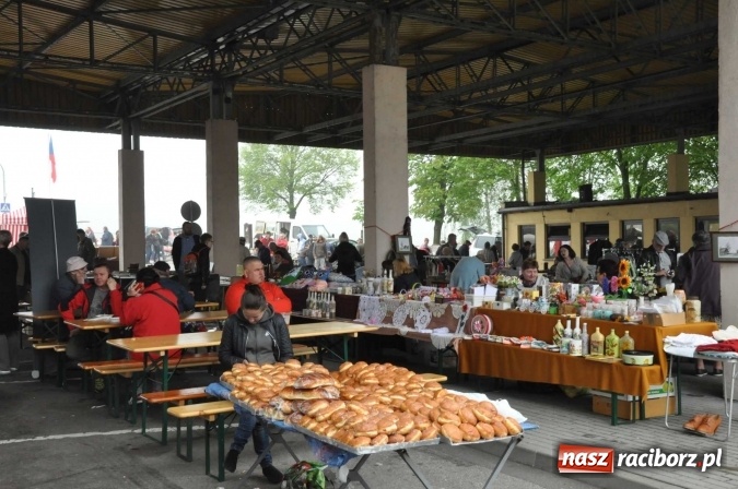 Zdjęcie w galerii na portalu naszraciborz.pl: Jarmark na granicy - dużo sprzedających, dużo kupujących wiadomości z regionu