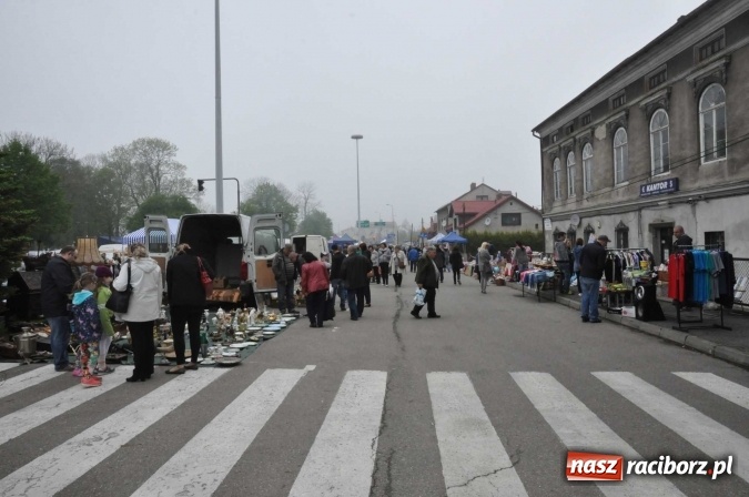Zdjęcie w galerii na portalu naszraciborz.pl: Jarmark na granicy - dużo sprzedających, dużo kupujących wiadomości z regionu