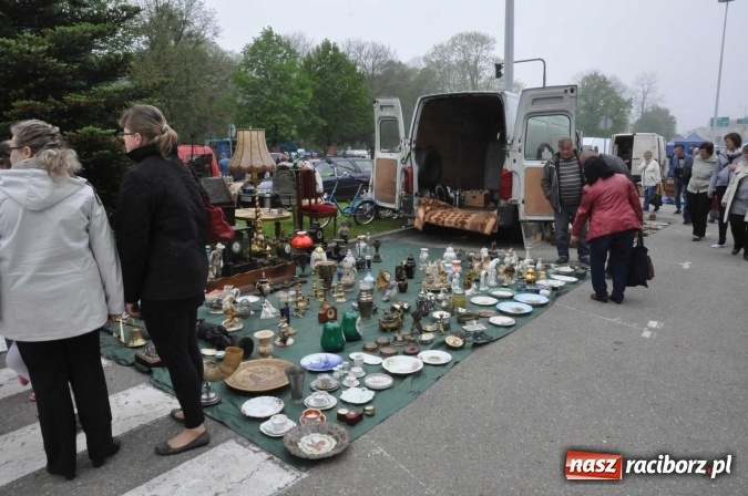 Zdjęcie w galerii na portalu naszraciborz.pl: Jarmark na granicy - dużo sprzedających, dużo kupujących wiadomości z regionu