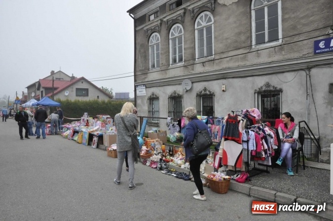 Zdjęcie w galerii na portalu naszraciborz.pl: Jarmark na granicy - dużo sprzedających, dużo kupujących wiadomości z regionu