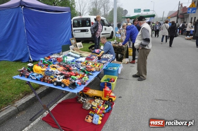Zdjęcie w galerii na portalu naszraciborz.pl: Jarmark na granicy - dużo sprzedających, dużo kupujących wiadomości z regionu