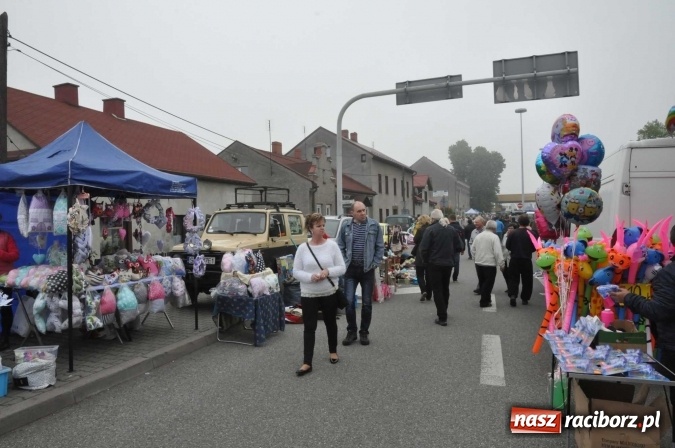 Zdjęcie w galerii na portalu naszraciborz.pl: Jarmark na granicy - dużo sprzedających, dużo kupujących wiadomości z regionu
