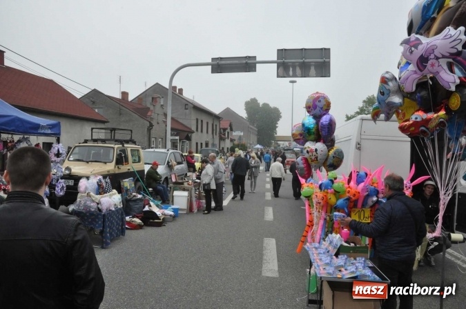 Zdjęcie w galerii na portalu naszraciborz.pl: Jarmark na granicy - dużo sprzedających, dużo kupujących wiadomości z regionu