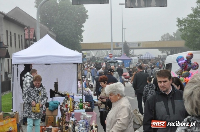 Zdjęcie w galerii na portalu naszraciborz.pl: Jarmark na granicy - dużo sprzedających, dużo kupujących wiadomości z regionu