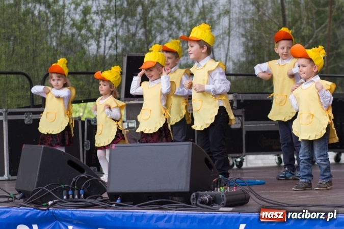 Zdjęcie w galerii na portalu naszraciborz.pl: Najmłodsi mieszkańcy gminy na scenie festynu rodzinnego w Pietrowicach Wielkich  wiadomości z regionu