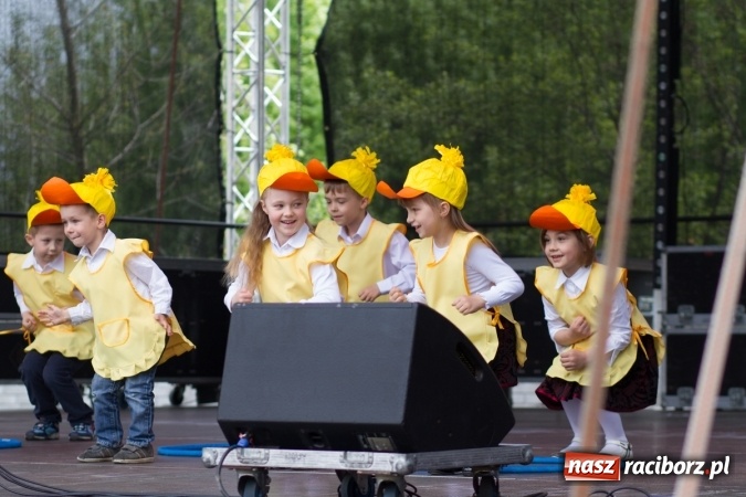 Zdjęcie w galerii na portalu naszraciborz.pl: Najmłodsi mieszkańcy gminy na scenie festynu rodzinnego w Pietrowicach Wielkich  wiadomości z regionu