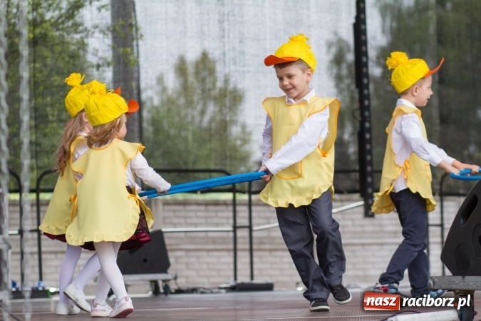 Zdjęcie w galerii na portalu naszraciborz.pl: Najmłodsi mieszkańcy gminy na scenie festynu rodzinnego w Pietrowicach Wielkich  wiadomości z regionu
