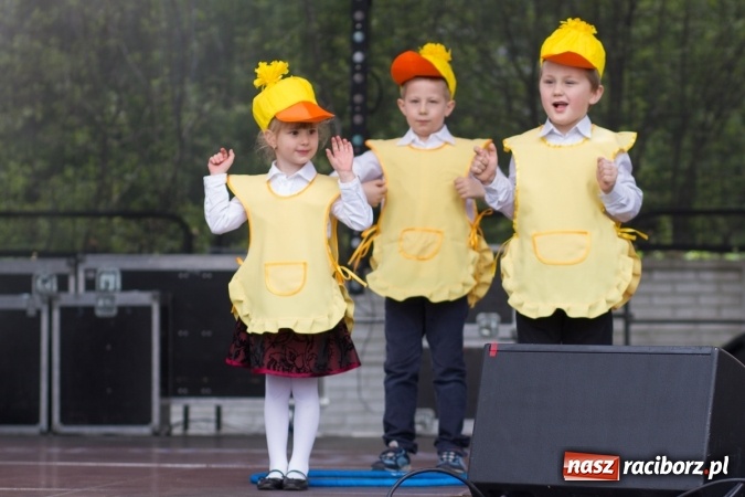 Zdjęcie w galerii na portalu naszraciborz.pl: Najmłodsi mieszkańcy gminy na scenie festynu rodzinnego w Pietrowicach Wielkich  wiadomości z regionu