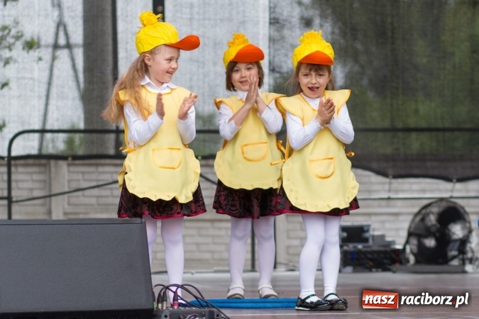 Zdjęcie w galerii na portalu naszraciborz.pl: Najmłodsi mieszkańcy gminy na scenie festynu rodzinnego w Pietrowicach Wielkich  wiadomości z regionu