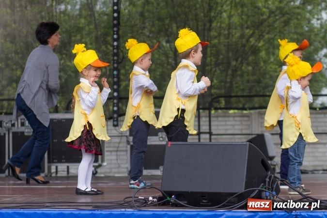 Zdjęcie w galerii na portalu naszraciborz.pl: Najmłodsi mieszkańcy gminy na scenie festynu rodzinnego w Pietrowicach Wielkich  wiadomości z regionu