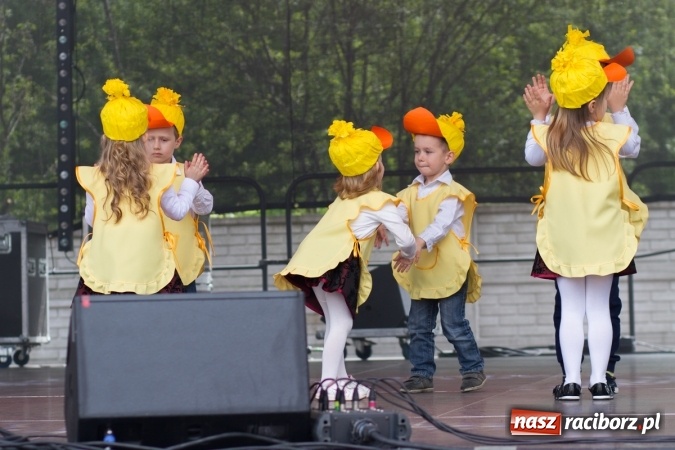 Zdjęcie w galerii na portalu naszraciborz.pl: Najmłodsi mieszkańcy gminy na scenie festynu rodzinnego w Pietrowicach Wielkich  wiadomości z regionu