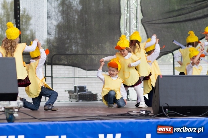 Zdjęcie w galerii na portalu naszraciborz.pl: Najmłodsi mieszkańcy gminy na scenie festynu rodzinnego w Pietrowicach Wielkich  wiadomości z regionu