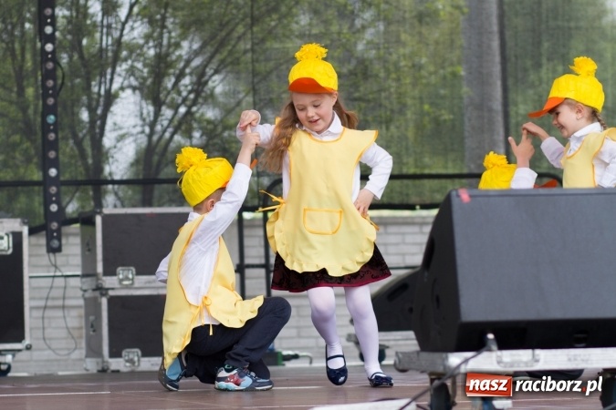 Zdjęcie w galerii na portalu naszraciborz.pl: Najmłodsi mieszkańcy gminy na scenie festynu rodzinnego w Pietrowicach Wielkich  wiadomości z regionu