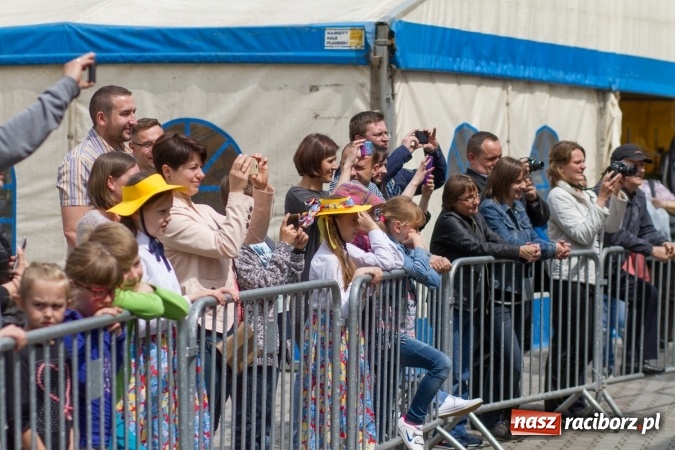 Zdjęcie w galerii na portalu naszraciborz.pl: Najmłodsi mieszkańcy gminy na scenie festynu rodzinnego w Pietrowicach Wielkich  wiadomości z regionu