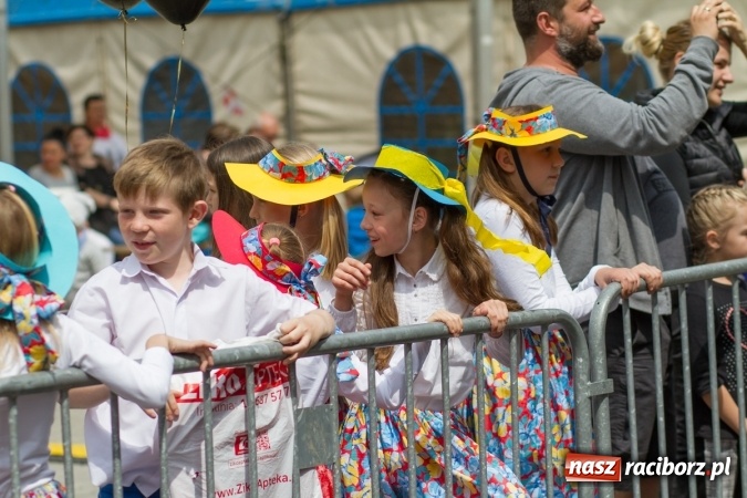Zdjęcie w galerii na portalu naszraciborz.pl: Najmłodsi mieszkańcy gminy na scenie festynu rodzinnego w Pietrowicach Wielkich  wiadomości z regionu
