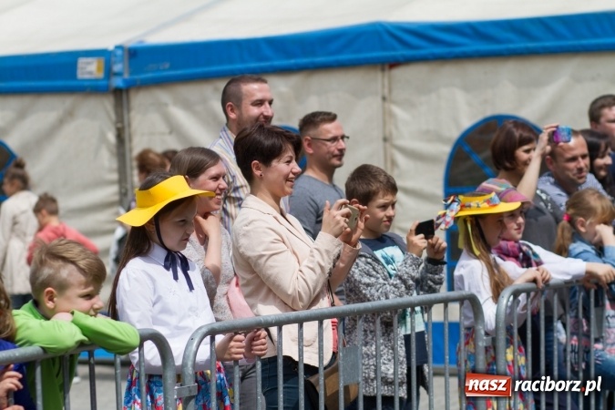 Zdjęcie w galerii na portalu naszraciborz.pl: Najmłodsi mieszkańcy gminy na scenie festynu rodzinnego w Pietrowicach Wielkich  wiadomości z regionu