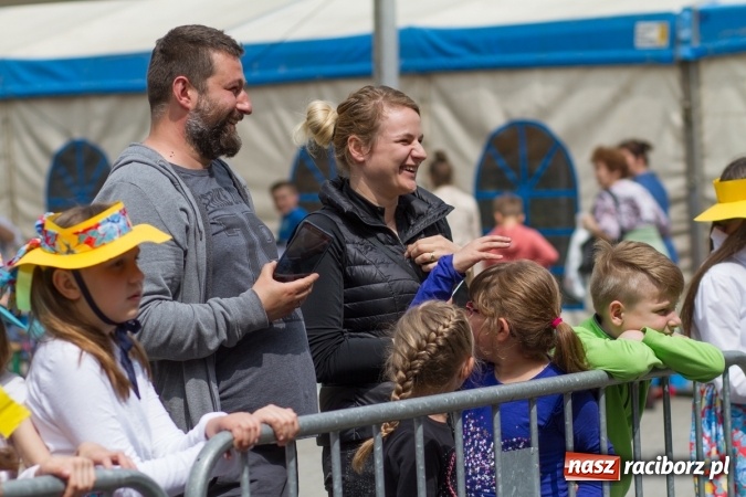Zdjęcie w galerii na portalu naszraciborz.pl: Najmłodsi mieszkańcy gminy na scenie festynu rodzinnego w Pietrowicach Wielkich  wiadomości z regionu