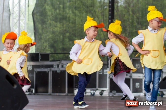 Zdjęcie w galerii na portalu naszraciborz.pl: Najmłodsi mieszkańcy gminy na scenie festynu rodzinnego w Pietrowicach Wielkich  wiadomości z regionu