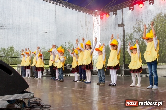 Zdjęcie w galerii na portalu naszraciborz.pl: Najmłodsi mieszkańcy gminy na scenie festynu rodzinnego w Pietrowicach Wielkich  wiadomości z regionu