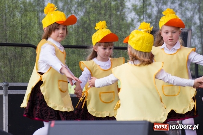 Zdjęcie w galerii na portalu naszraciborz.pl: Najmłodsi mieszkańcy gminy na scenie festynu rodzinnego w Pietrowicach Wielkich  wiadomości z regionu