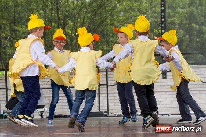 Zdjęcie w galerii na portalu naszraciborz.pl: Najmłodsi mieszkańcy gminy na scenie festynu rodzinnego w Pietrowicach Wielkich  wiadomości z regionu