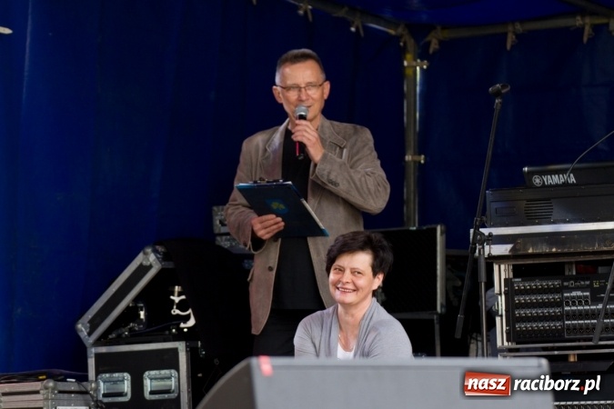 Zdjęcie w galerii na portalu naszraciborz.pl: Najmłodsi mieszkańcy gminy na scenie festynu rodzinnego w Pietrowicach Wielkich  wiadomości z regionu