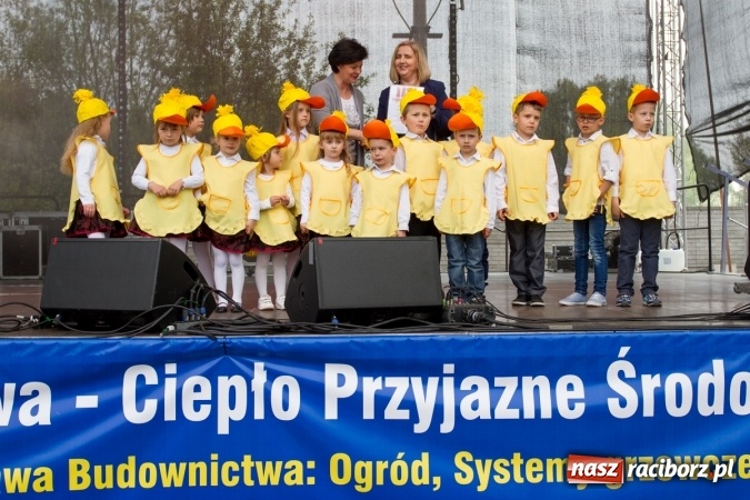Zdjęcie w galerii na portalu naszraciborz.pl: Najmłodsi mieszkańcy gminy na scenie festynu rodzinnego w Pietrowicach Wielkich  wiadomości z regionu