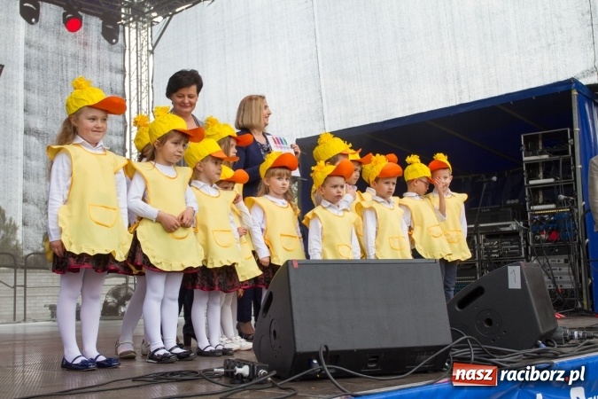 Zdjęcie w galerii na portalu naszraciborz.pl: Najmłodsi mieszkańcy gminy na scenie festynu rodzinnego w Pietrowicach Wielkich  wiadomości z regionu