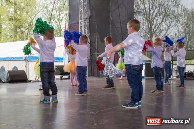 Zdjęcie w galerii na portalu naszraciborz.pl: Najmłodsi mieszkańcy gminy na scenie festynu rodzinnego w Pietrowicach Wielkich  wiadomości z regionu