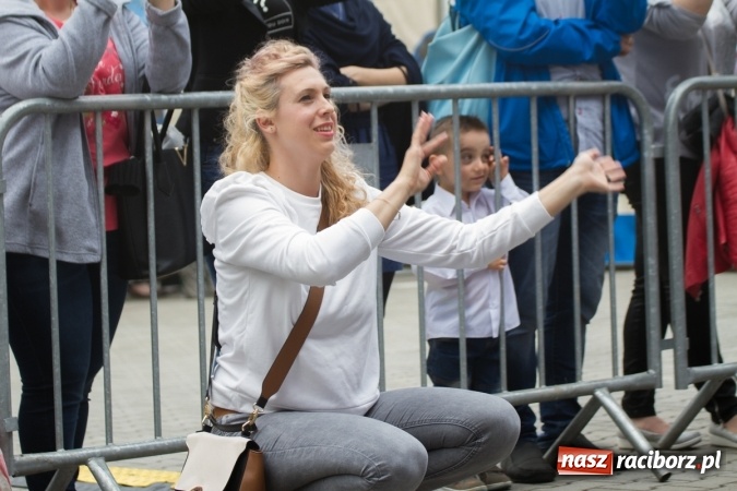 Zdjęcie w galerii na portalu naszraciborz.pl: Najmłodsi mieszkańcy gminy na scenie festynu rodzinnego w Pietrowicach Wielkich  wiadomości z regionu