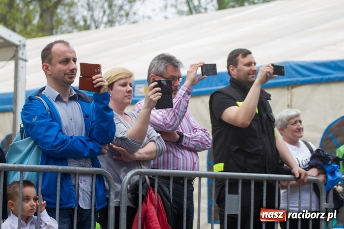 Zdjęcie w galerii na portalu naszraciborz.pl: Najmłodsi mieszkańcy gminy na scenie festynu rodzinnego w Pietrowicach Wielkich  wiadomości z regionu