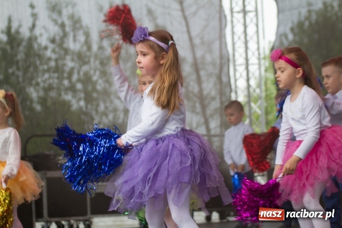 Zdjęcie w galerii na portalu naszraciborz.pl: Najmłodsi mieszkańcy gminy na scenie festynu rodzinnego w Pietrowicach Wielkich  wiadomości z regionu
